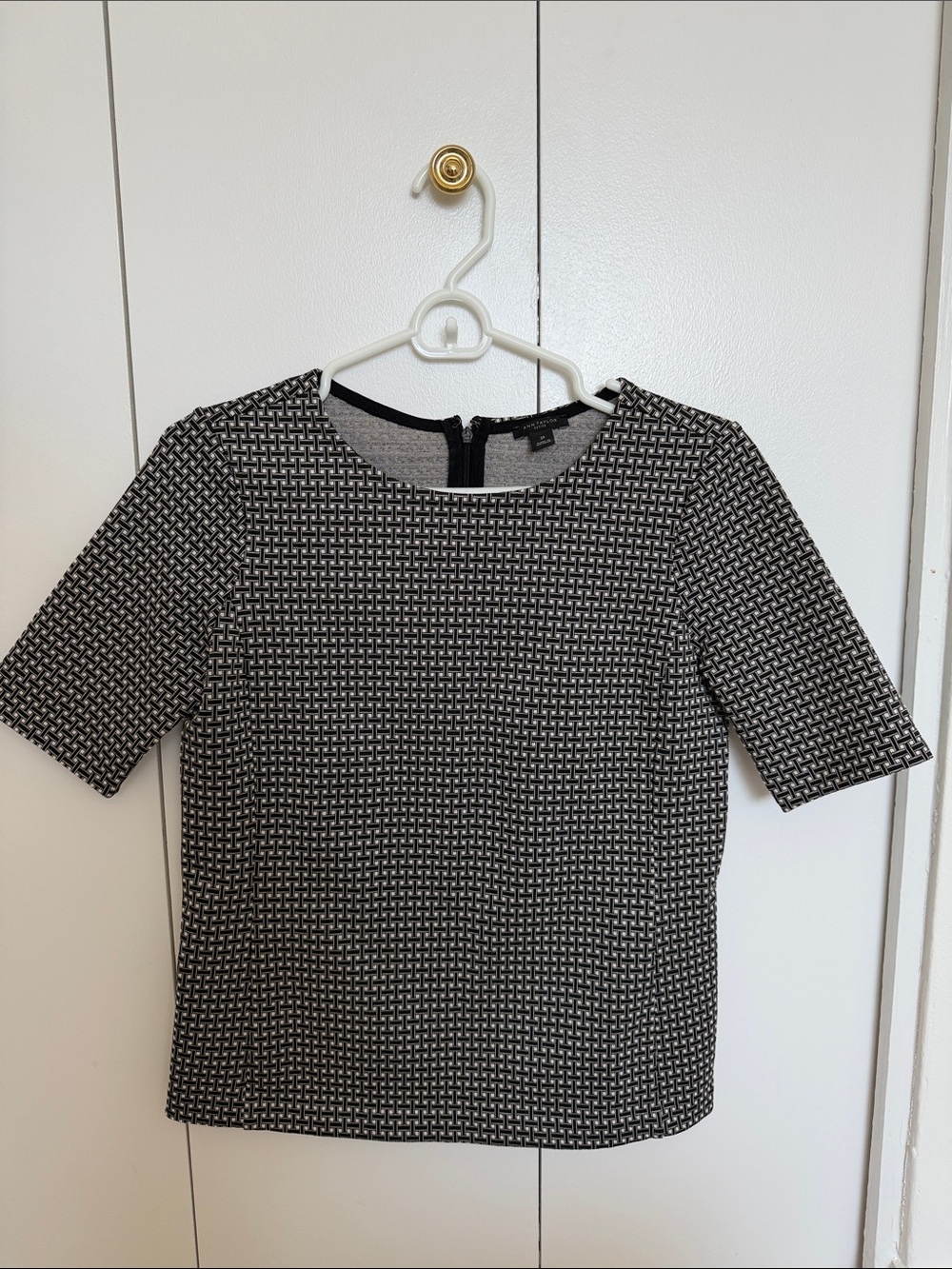 Ann Taylor Black and White Patterned Short Sleeve Top